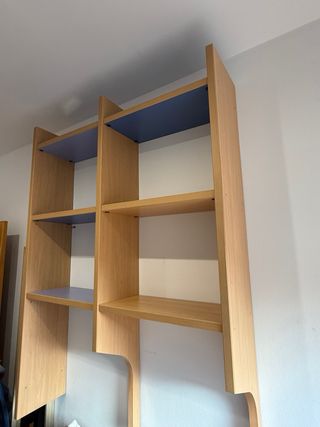 Dormitorio, armario y estantes color madera y azul