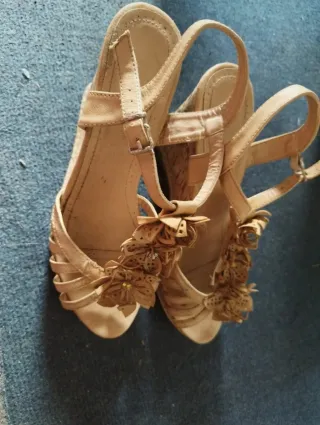 Sandalias tacón beige flores