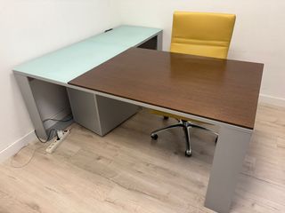 Conjunto de escritorio y silla de oficina