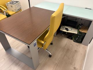 Conjunto de escritorio y silla de oficina