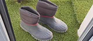 Botas de agua y nieve grises y rojas