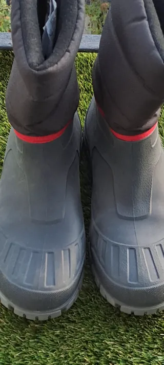 Botas de agua y nieve grises y rojas