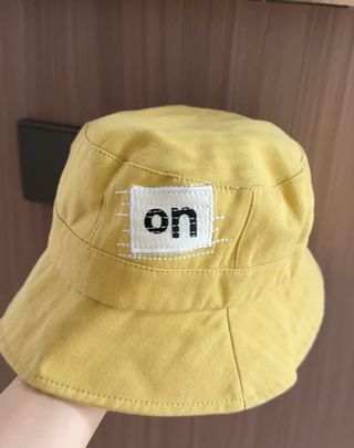 Sombrero tipo pescador amarillo