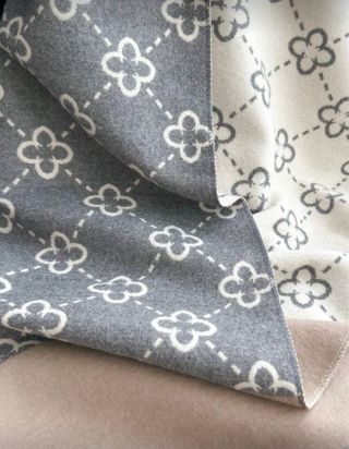 Pañuelo estampado flores beige y gris