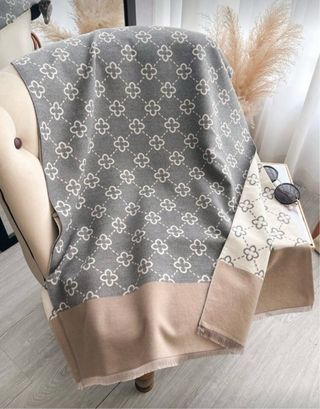 Pañuelo estampado flores beige y gris
