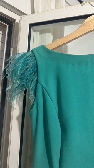 Vestido verde con plumas