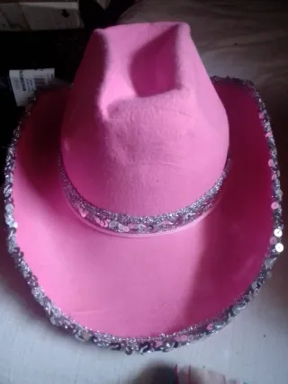 Sombrero rosa con adornos plateados