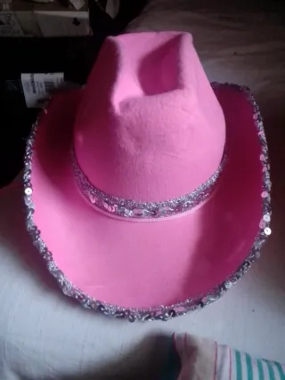 Sombrero rosa con adornos plateados