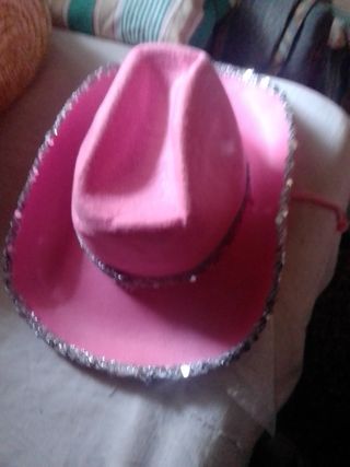 Sombrero rosa con adornos plateados