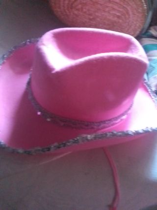 Sombrero rosa con adornos plateados