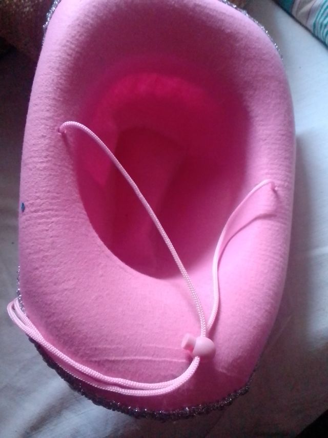 Sombrero rosa con adornos plateados