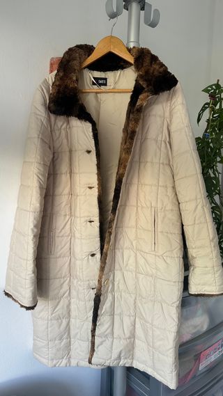 Abrigo acolchado beige con cuello de pelo