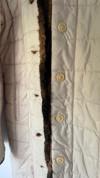 Abrigo acolchado beige con cuello de pelo