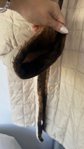 Abrigo acolchado beige con cuello de pelo