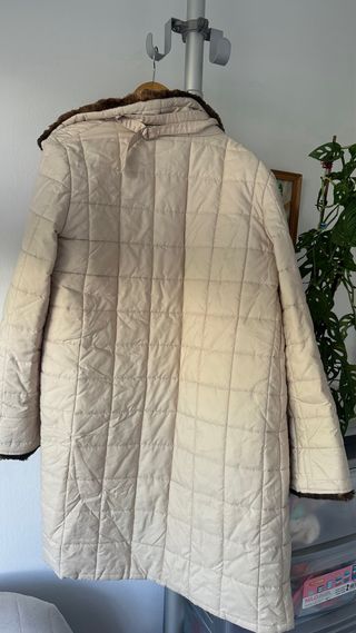 Abrigo acolchado beige con cuello de pelo