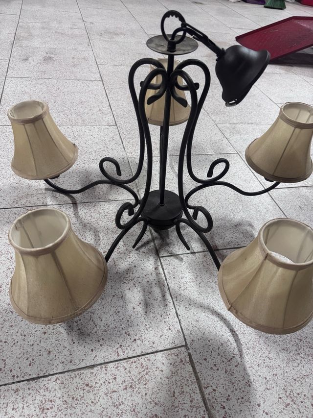 Lámpara de forja con pantallas beige