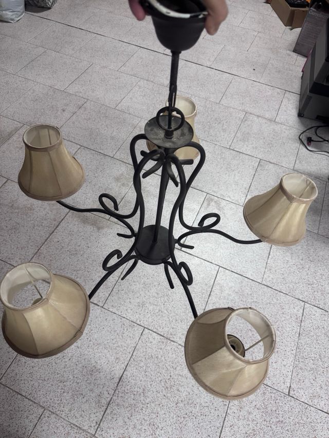 Lámpara de forja con pantallas beige