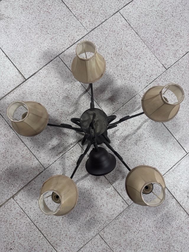 Lámpara de forja con pantallas beige