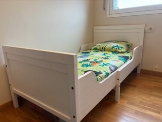 Cama infantil extensible IKEA Sundvik con colchón 