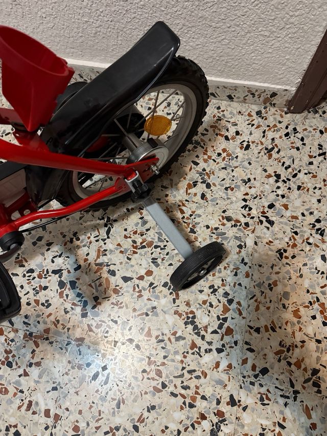Bicicleta infantil roja