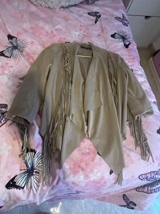 Chaqueta beige con flecos