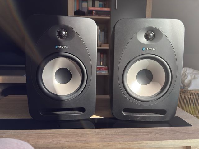 Monitores Tannoy Reveal 802 (Negro) con soportes.