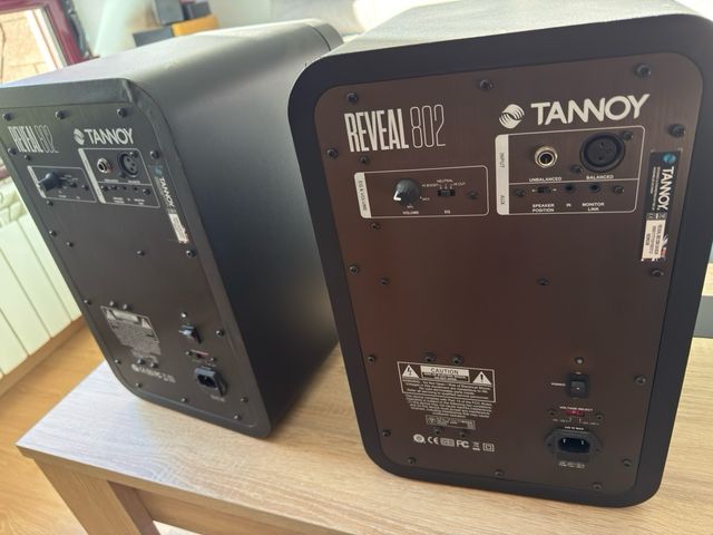 Monitores Tannoy Reveal 802 (Negro) con soportes.