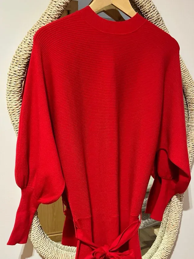Vestido rojo de punto con cinturón