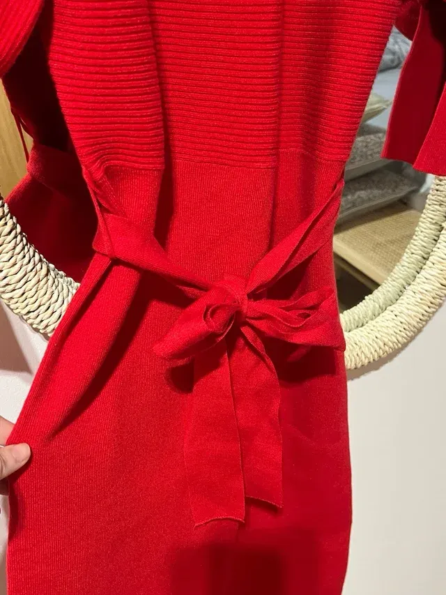 Vestido rojo de punto con cinturón