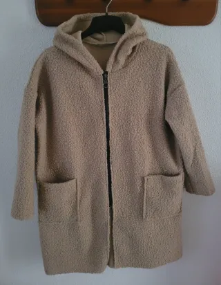 ABRIGO CON CREMALLERA Y CAPUCHA.