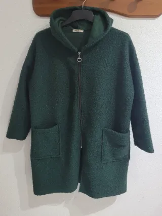 ABRIGO CON CREMALLERA Y CAPUCHA.