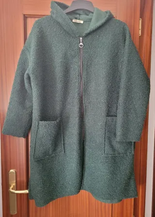 ABRIGO CON CREMALLERA Y CAPUCHA.