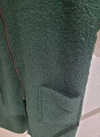 ABRIGO CON CREMALLERA Y CAPUCHA.