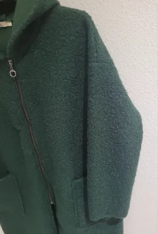 ABRIGO CON CREMALLERA Y CAPUCHA.