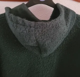 ABRIGO CON CREMALLERA Y CAPUCHA.