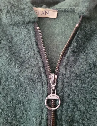 ABRIGO CON CREMALLERA Y CAPUCHA.