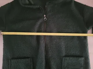 ABRIGO CON CREMALLERA Y CAPUCHA.