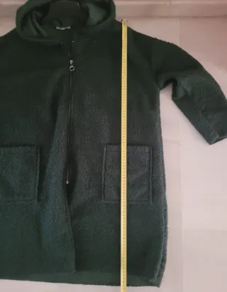 ABRIGO CON CREMALLERA Y CAPUCHA.