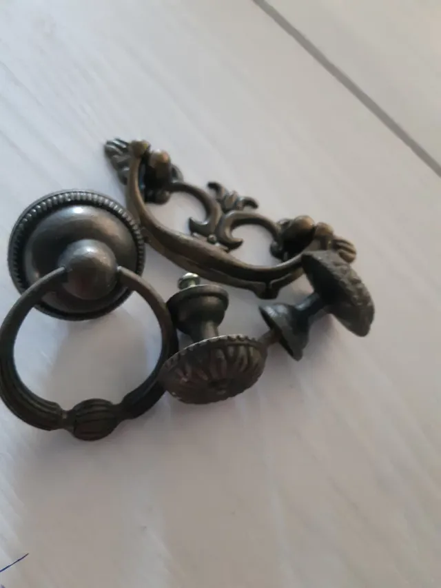 Tiradores de metal para mesita o armario