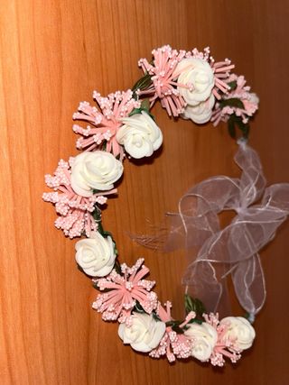 Diadema de flores rosas y blancas niña