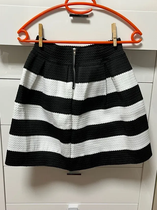 Falda de rayas blancas y negras