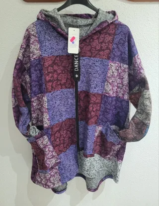 CHAQUETA CON CREMALLERA PATCHWORK.