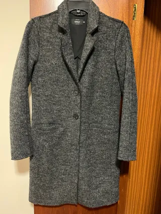 Abrigo ONLY gris talla M
