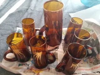 Juego vasos y jarra cerveza ámbar