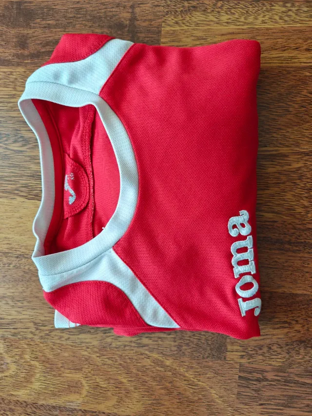 Camiseta deportiva Joma roja y blanca