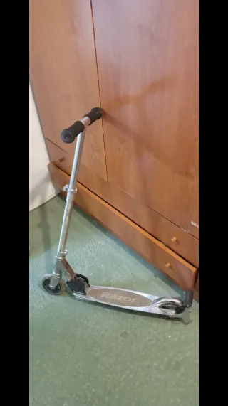 Patinete Razor plateado