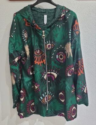 CHAQUETA CON CAPUCHA ESTAMPADA.
