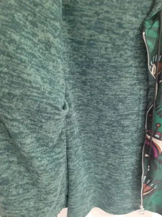 CHAQUETA CON CAPUCHA ESTAMPADA.