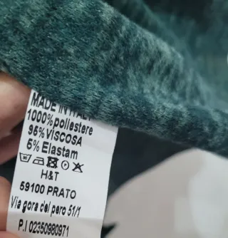 CHAQUETA CON CAPUCHA ESTAMPADA.