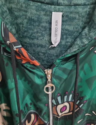 CHAQUETA CON CAPUCHA ESTAMPADA.